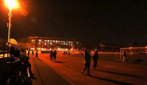 成都東軟學(xué)院操場(chǎng)夜色