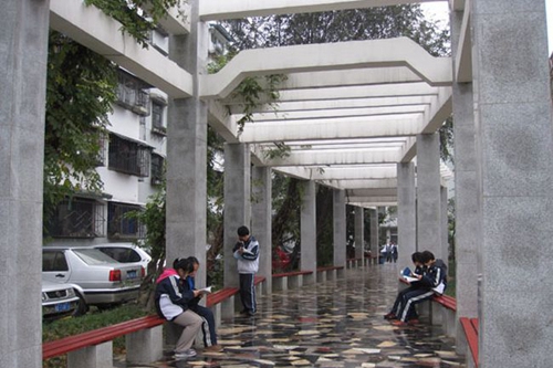 成都市鐵路中學(xué)校園長(zhǎng)廊