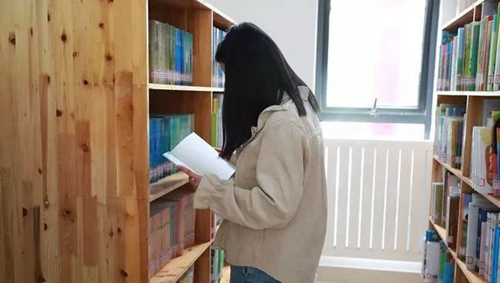 六盤水幼兒師范高等?？茖W(xué)校圖書館一角