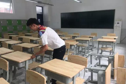 成都外國語學校高新校區(qū)打掃教室衛(wèi)生