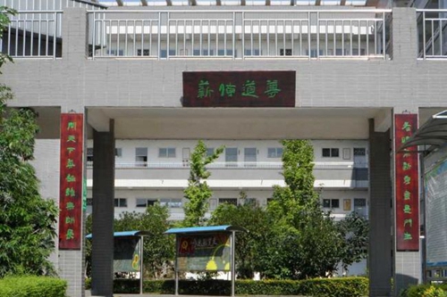 四川省德陽市第三中學(xué)校園一角4