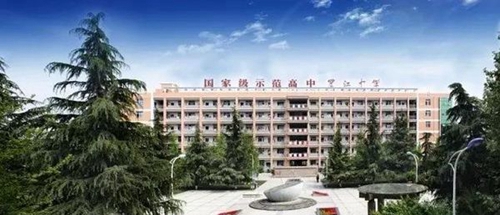 校園大門