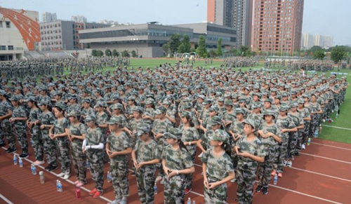 成都市實驗外國語學(xué)校新生軍訓(xùn)5