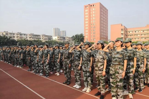 成都七中嘉祥外國(guó)語學(xué)校軍訓(xùn)宣誓