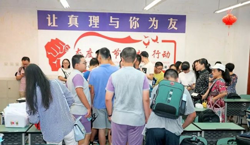 成都七中嘉祥外國(guó)語學(xué)校新生進(jìn)班