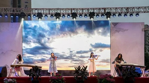 四川省成都市第三中學樂器表演