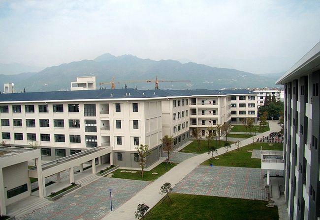 樹德中學(xué)都江堰外國語實驗學(xué)校教學(xué)樓一角