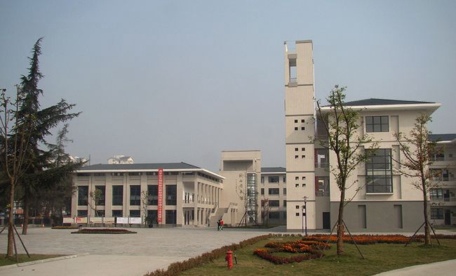樹(shù)德中學(xué)都江堰外國(guó)語(yǔ)實(shí)驗(yàn)學(xué)校圖書(shū)館遠(yuǎn)眺