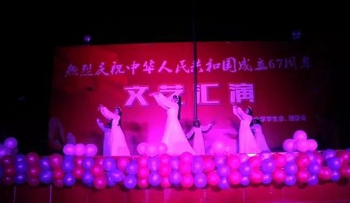 邛崍市強(qiáng)項(xiàng)實(shí)驗(yàn)學(xué)?，F(xiàn)代舞
