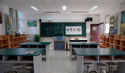 成都市中和中學(xué)美術(shù)室2