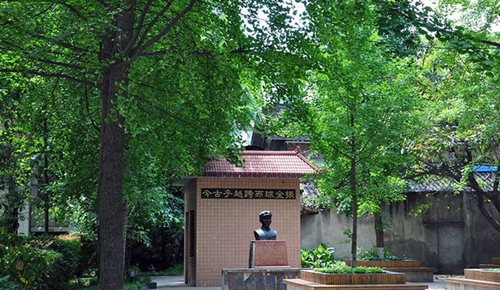 成都市中和中學(xué)校園雕塑