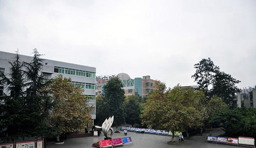 成都市中和中學(xué)校園廣場(chǎng)