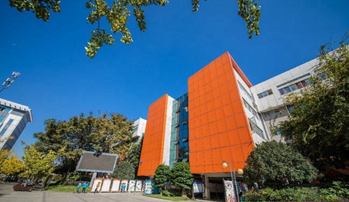 四川省成都市航天中學(xué)校教學(xué)樓正門(mén)