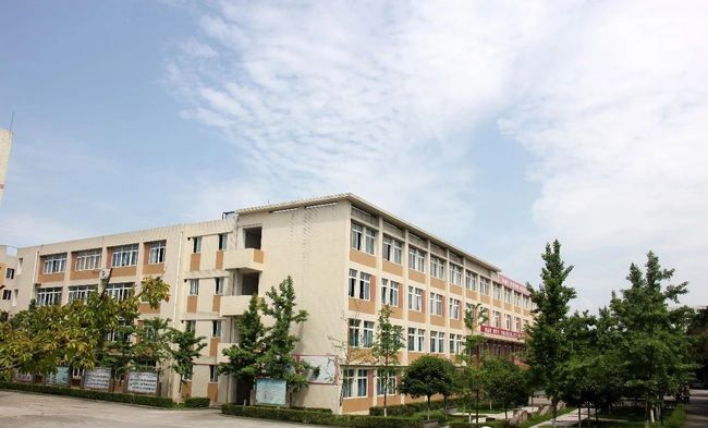 大邑縣實驗中學(xué)整潔校園