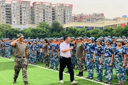 成都高新實驗中學(xué)軍訓(xùn)檢閱