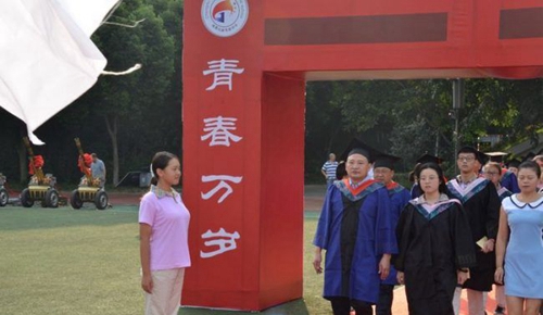 成都高新實驗中學(xué)跨過成人門