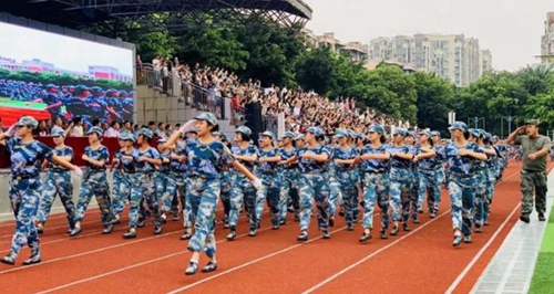 成都高新實驗中學(xué)新生軍訓(xùn)