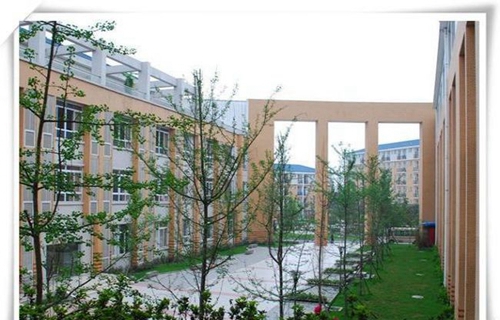 都江堰市八一聚源高級中學(xué)校園環(huán)境