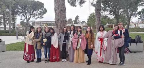 四川大學附屬中學(成都12中)在法國展示中國傳統(tǒng)服裝