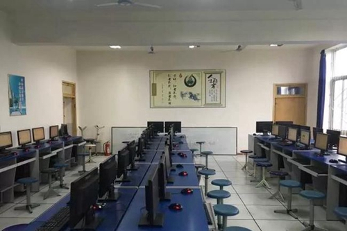 成都市青白江中學(xué)計(jì)算機(jī)教室