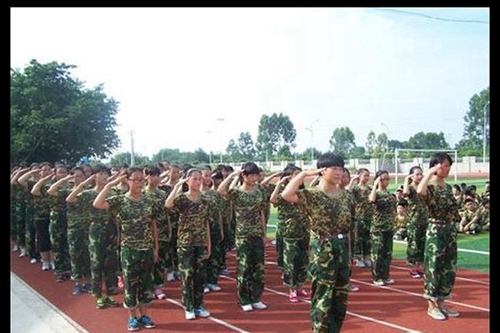 四川省金堂實驗中學(xué)新生軍訓(xùn)