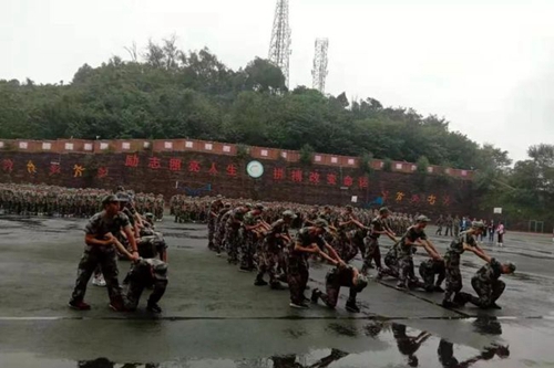 簡(jiǎn)陽(yáng)市石橋中學(xué)軍訓(xùn)結(jié)業(yè)表演
