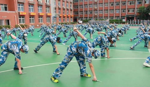 四川師范大學(xué)附屬中學(xué)外國語學(xué)校匕首操