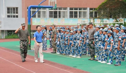 四川師范大學(xué)附屬中學(xué)外國語學(xué)校軍訓(xùn)檢閱