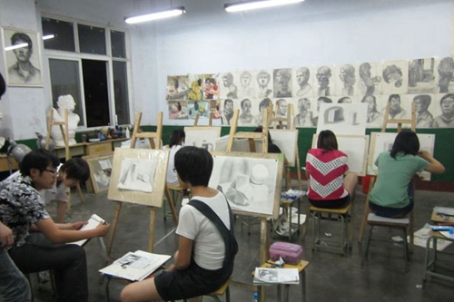 四川三鼎甲美術培訓學校畫室環(huán)境1