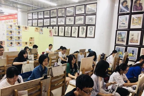 成都創(chuàng)美藝尚畫(huà)室學(xué)生課堂1