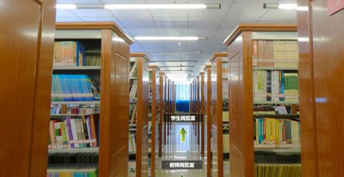 成都大學附屬中學藏書室