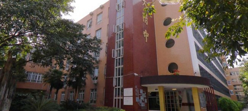 成都大學附屬中學教學樓大廳