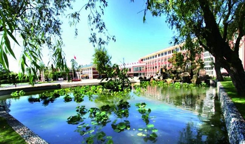 都江堰市青城山高級(jí)中學(xué)辦學(xué)規(guī)模 現(xiàn)有52個(gè)高中教學(xué)班,200多名教職工,在校高中學(xué)生2000多人,全住讀管理。 都江堰市青城山高級(jí)中學(xué)校園環(huán)境 學(xué)校占地148畝,面向岷江水,背靠青城山,左接都江古堰,右臨快鐵青城山站,依山傍水,烏語(yǔ)花香。荷塘