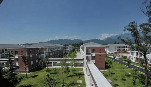 都江堰市青城山高級(jí)中學(xué)辦學(xué)規(guī)模 現(xiàn)有52個(gè)高中教學(xué)班,200多名教職工,在校高中學(xué)生2000多人,全住讀管理。 都江堰市青城山高級(jí)中學(xué)校園環(huán)境 學(xué)校占地148畝,面向岷江水,背靠青城山,左接都江古堰,右臨快鐵青城山站,依山傍水,烏語(yǔ)花香。教學(xué)樓