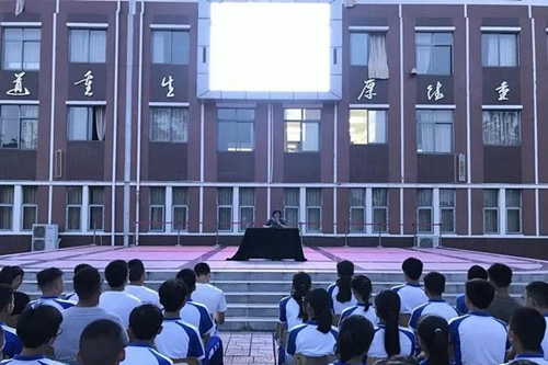 都江堰市青城山高級(jí)中學(xué)辦學(xué)規(guī)模 現(xiàn)有52個(gè)高中教學(xué)班,200多名教職工,在校高中學(xué)生2000多人,全住讀管理。 都江堰市青城山高級(jí)中學(xué)校園環(huán)境 學(xué)校占地148畝,面向岷江水,背靠青城山,左接都江古堰,右臨快鐵青城山站,依山傍水,烏語(yǔ)花香。開(kāi)學(xué)典禮2