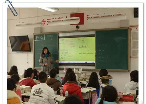 都江堰市青城山高級(jí)中學(xué)辦學(xué)規(guī)模 現(xiàn)有52個(gè)高中教學(xué)班,200多名教職工,在校高中學(xué)生2000多人,全住讀管理。 都江堰市青城山高級(jí)中學(xué)校園環(huán)境 學(xué)校占地148畝,面向岷江水,背靠青城山,左接都江古堰,右臨快鐵青城山站,依山傍水,烏語(yǔ)花香。課堂