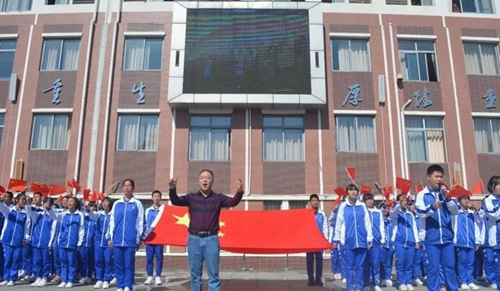 都江堰市青城山高級(jí)中學(xué)辦學(xué)規(guī)模 現(xiàn)有52個(gè)高中教學(xué)班,200多名教職工,在校高中學(xué)生2000多人,全住讀管理。 都江堰市青城山高級(jí)中學(xué)校園環(huán)境 學(xué)校占地148畝,面向岷江水,背靠青城山,左接都江古堰,右臨快鐵青城山站,依山傍水,烏語(yǔ)花香。慶祝國(guó)慶