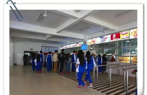 都江堰市青城山高級(jí)中學(xué)辦學(xué)規(guī)模 現(xiàn)有52個(gè)高中教學(xué)班,200多名教職工,在校高中學(xué)生2000多人,全住讀管理。 都江堰市青城山高級(jí)中學(xué)校園環(huán)境 學(xué)校占地148畝,面向岷江水,背靠青城山,左接都江古堰,右臨快鐵青城山站,依山傍水,烏語(yǔ)花香。食堂