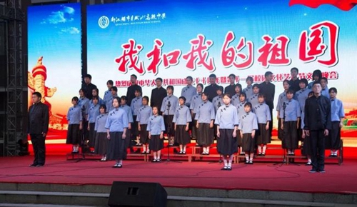 都江堰市青城山高級(jí)中學(xué)辦學(xué)規(guī)模 現(xiàn)有52個(gè)高中教學(xué)班,200多名教職工,在校高中學(xué)生2000多人,全住讀管理。 都江堰市青城山高級(jí)中學(xué)校園環(huán)境 學(xué)校占地148畝,面向岷江水,背靠青城山,左接都江古堰,右臨快鐵青城山站,依山傍水,烏語(yǔ)花香。文藝晚會(huì)