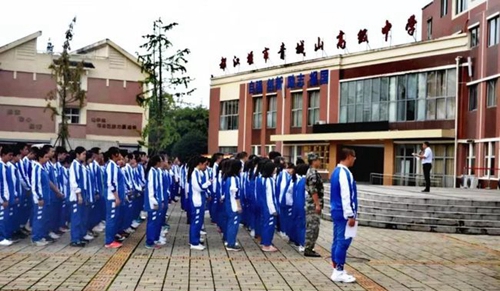 都江堰市青城山高級(jí)中學(xué)新生軍訓(xùn)2