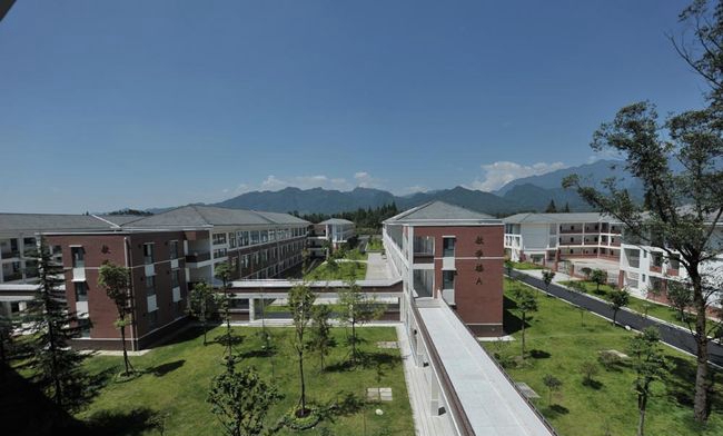 都江堰市青城山高級中學(xué)教學(xué)樓