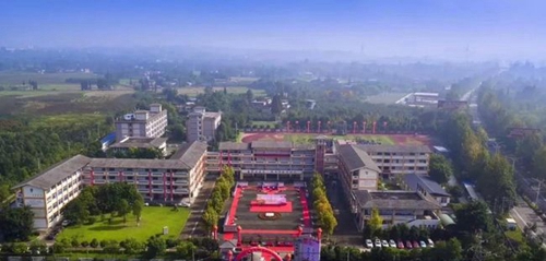 青白江城廂中學(xué)校園全景