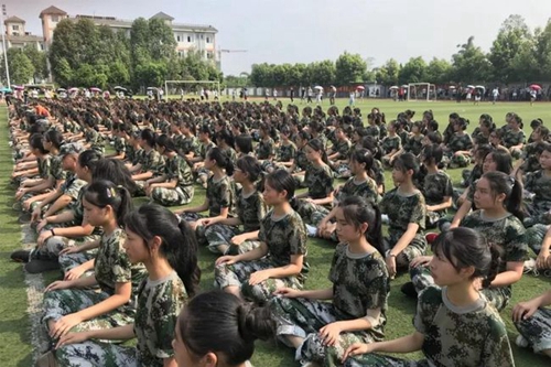 青白江城廂中學(xué)新生軍訓(xùn)