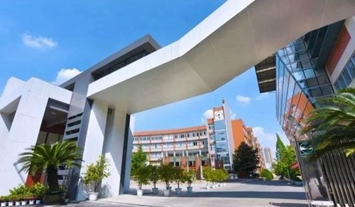 四川師范大學(xué)附屬中學(xué)校門一角