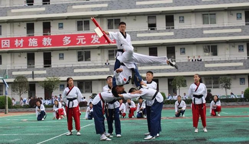 四川省成都市第十一中學武術(shù)表演