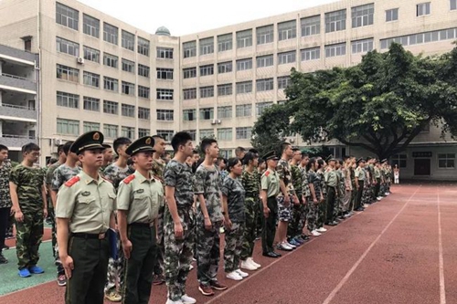 四川省成都市第十一中學新生軍訓