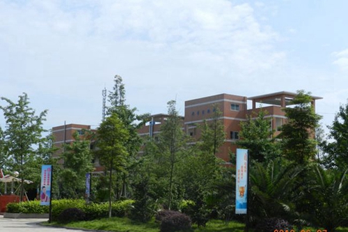 成都東星航空學(xué)院花園廣場(chǎng)
