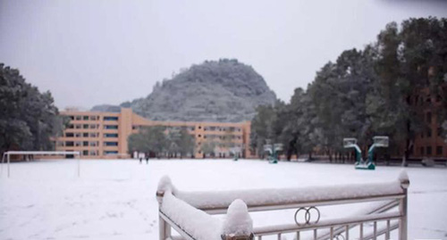 重慶酉陽(yáng)四中校園雪景
