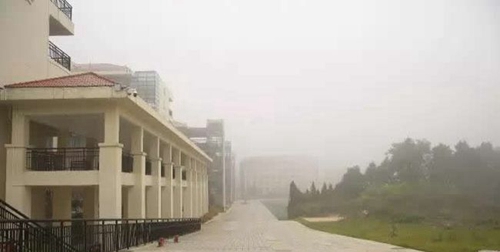 貴陽(yáng)市民族中學(xué)校園霧景