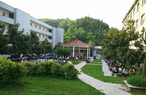 息烽縣底寨中學(xué)校園環(huán)境2